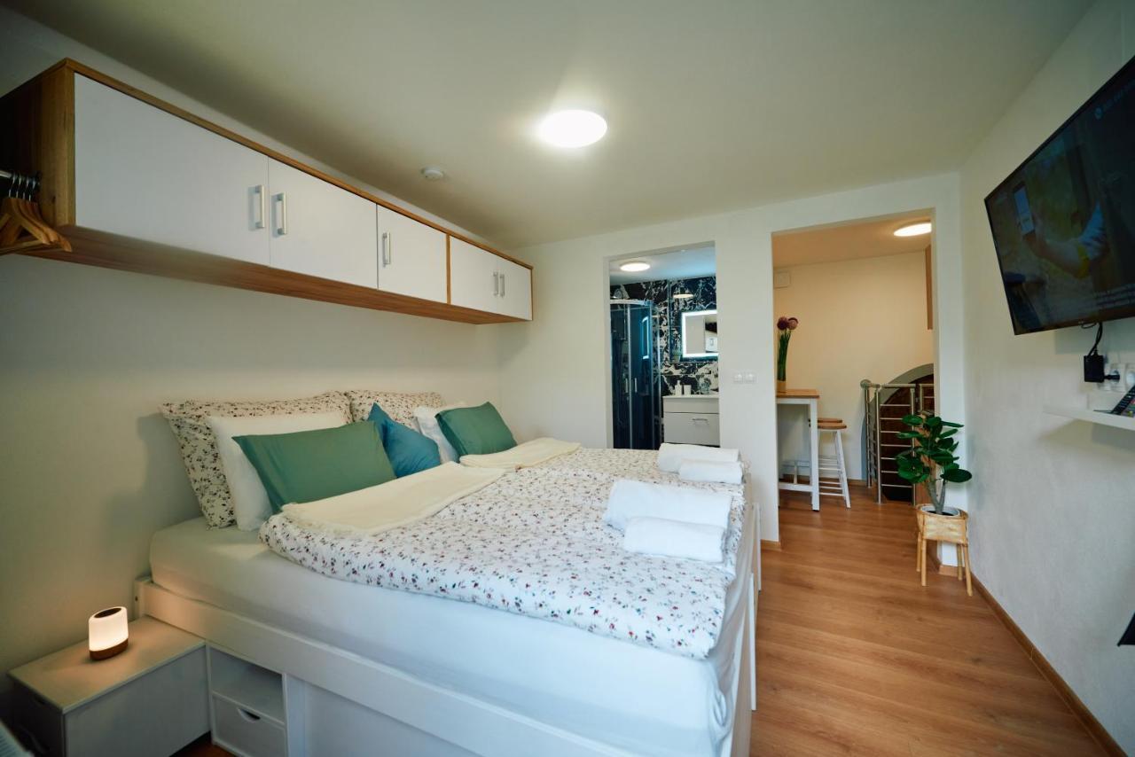 Apartment Fuer 2 Erwachsene Und 2 Kinder, Ausgestattet Mit Einem Weinkeller Und Einem Kleinen Hof - Self-Made Fruehstueck Inbegriffen Retz Kültér fotó